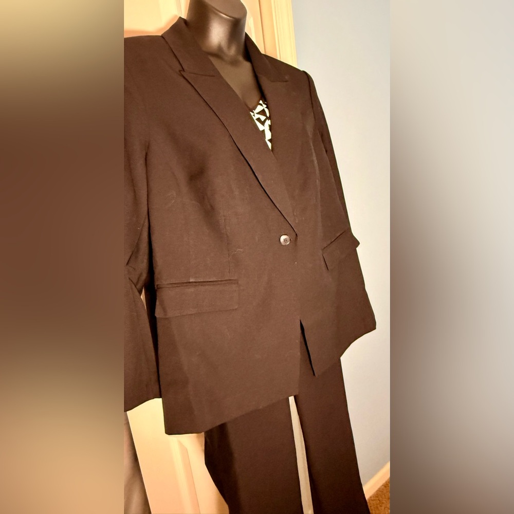 ✨ Classic Chic Blazer – NWT ✨ - Picture 6 of 10